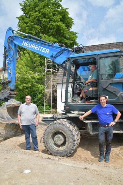 El Gigante azul en tareas de construcción de alcantarillado: Neureiter elige la excavadora de ruedas de 18 toneladas de Hyundai